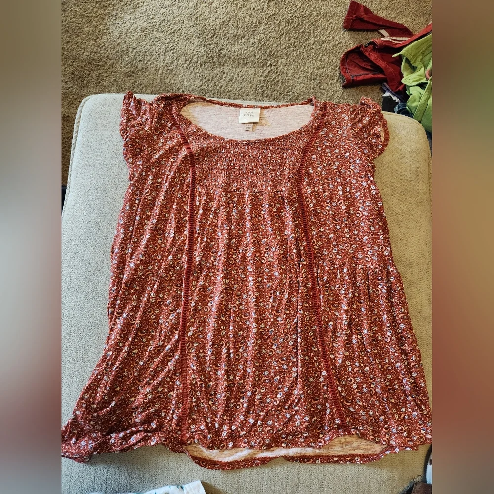 Woman's Top - Picture 1 of 3